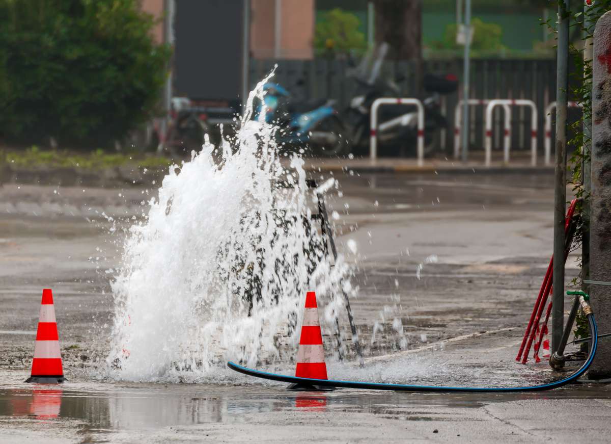 Rosenxt - Water Pipeline leakage on a street