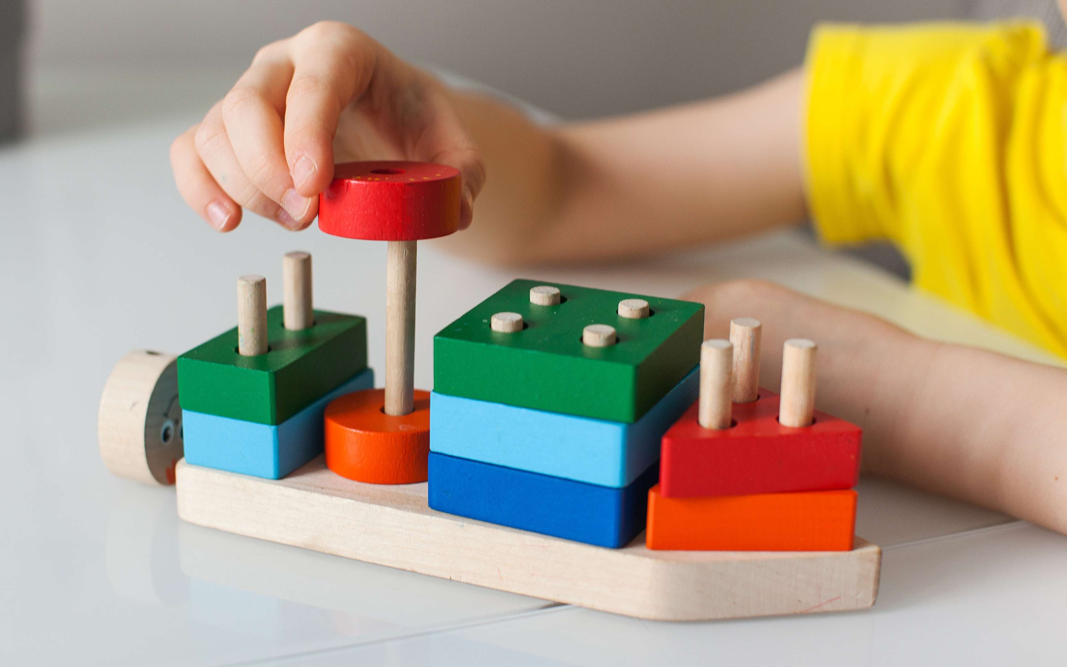 nxt generation Kind spielt mit Bauklötzen