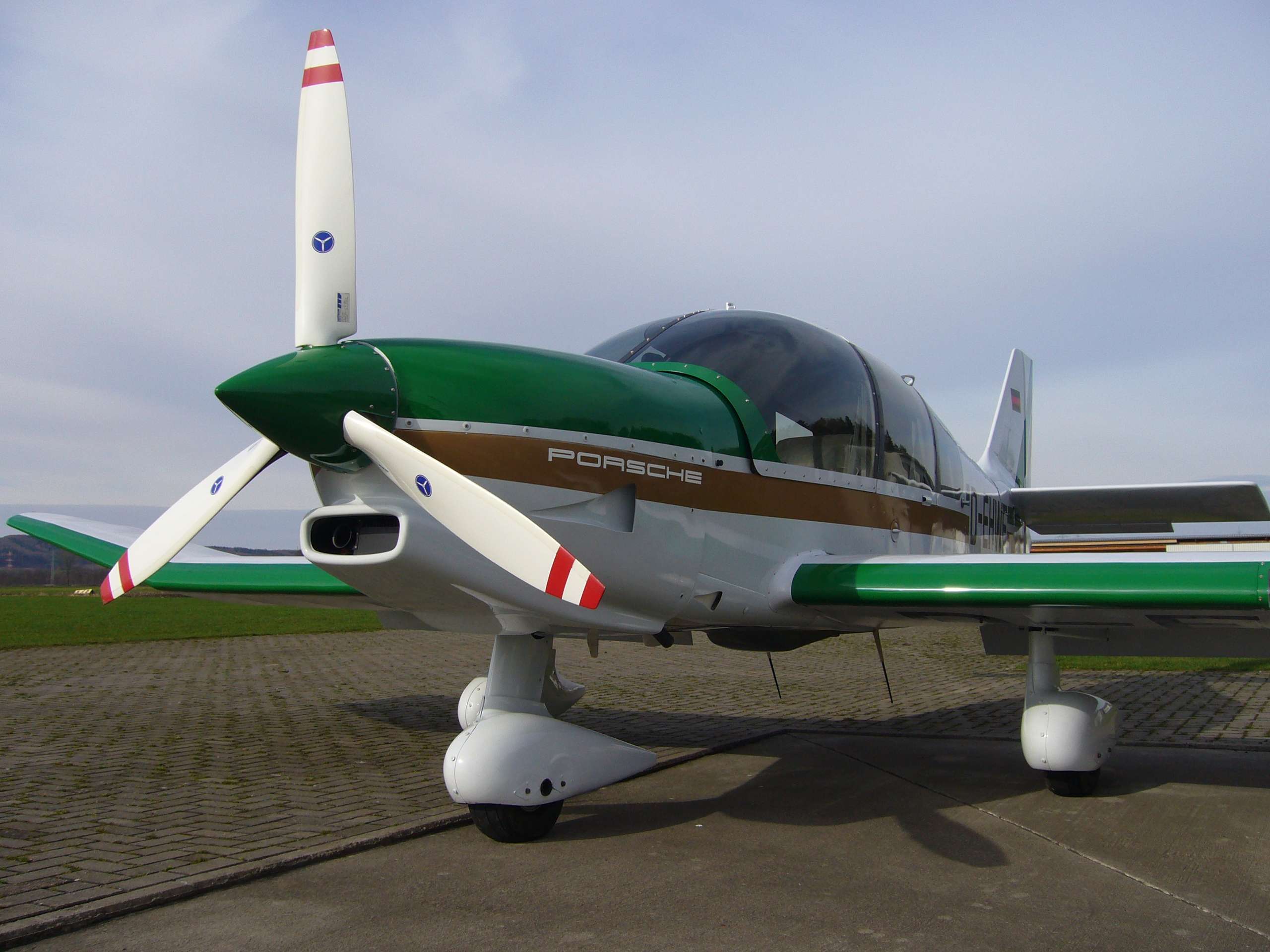 Hoffmann Propeller - Aircraft with Propeller, Spinner & Hub