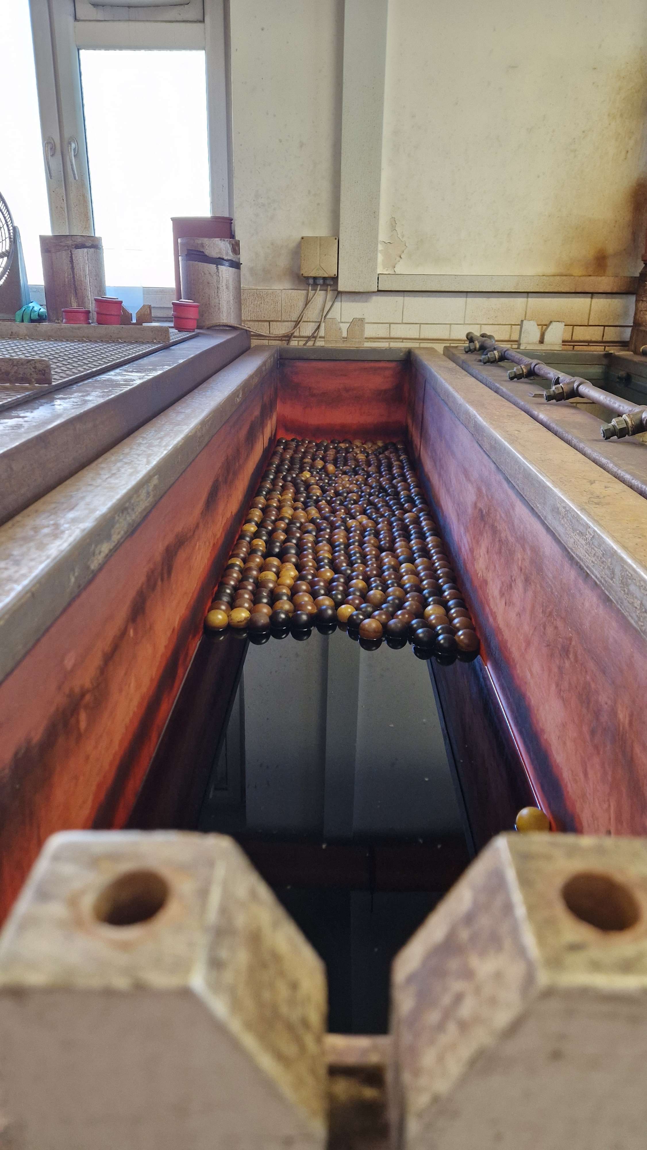 Plating tank with floating ball blanket