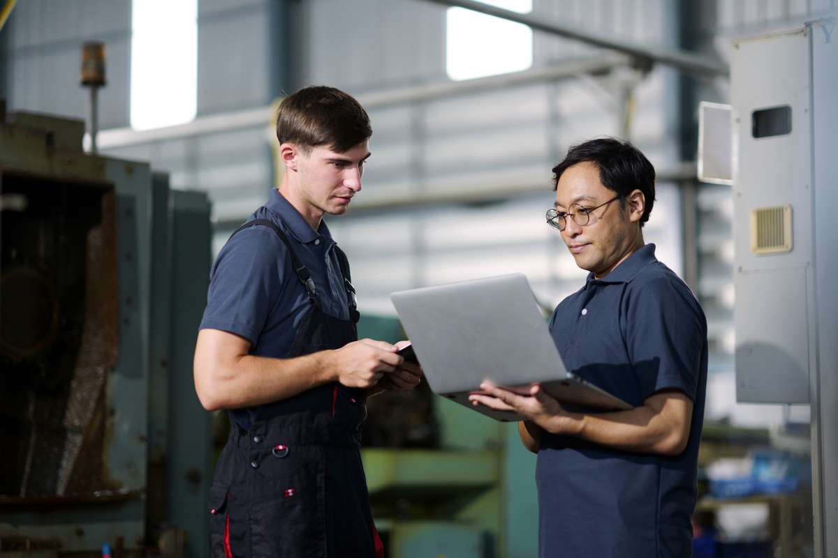 Rosenxt - IT-support technicians inspecting machine at manufacturing sites