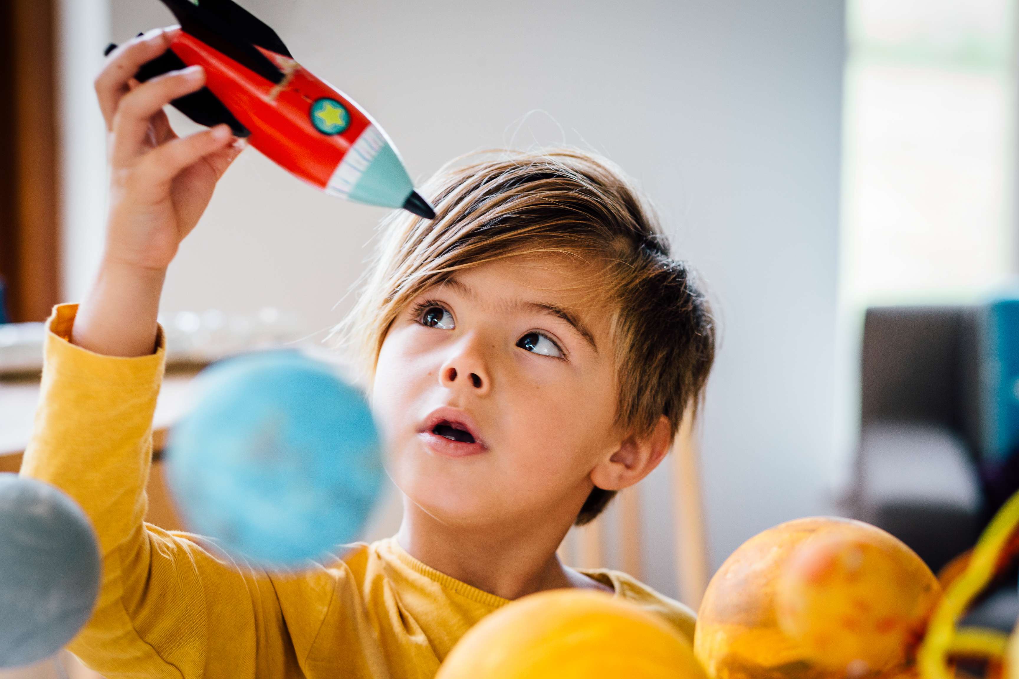 nxt generation kleiner Junge spielt mit einer Rakete