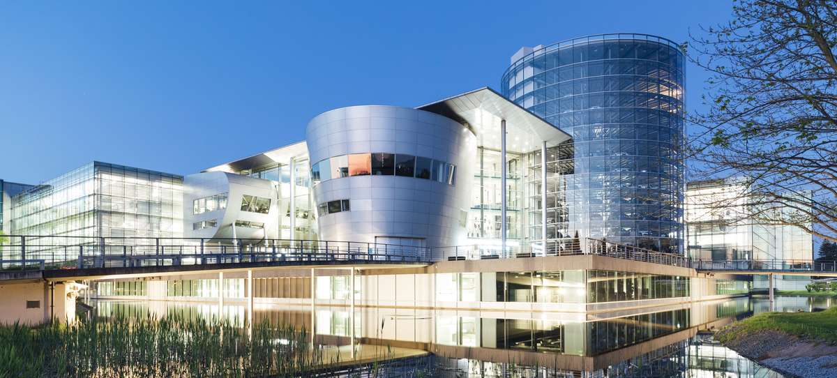 Die Gläserne Manufaktur in Dresden bei Nacht