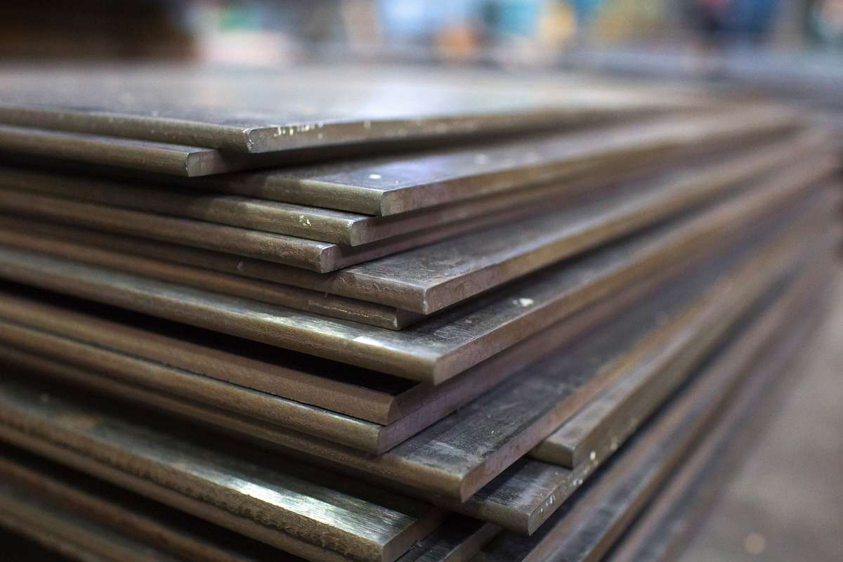 Sheets of titanium alloy hot-rolled plates that lie on top of each other.