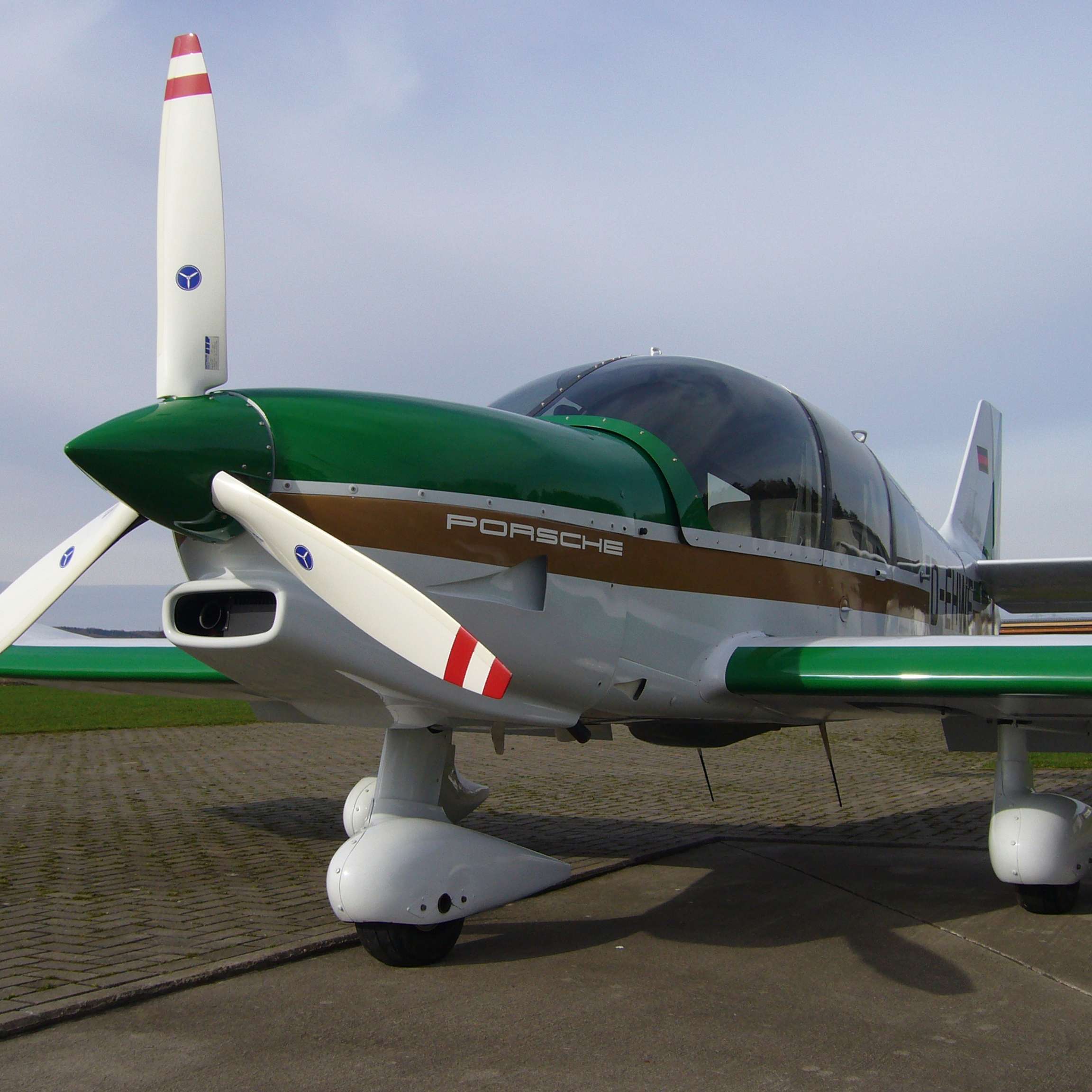 Hoffmann Propeller - Aircraft with Propeller, Spinner & Hub