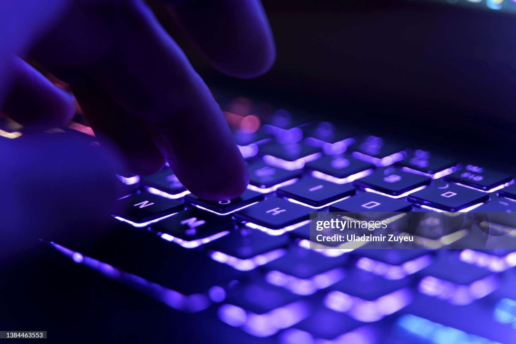 Certivation Arbeiten an einer Neon-Computertastatur